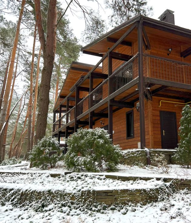 двухместный номер Аркадия Белгород, интерьер двухместного номера, балкон с видом на сосновый лес