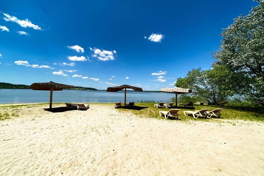 Летний отдых у воды на пляже базы «Аркадия»