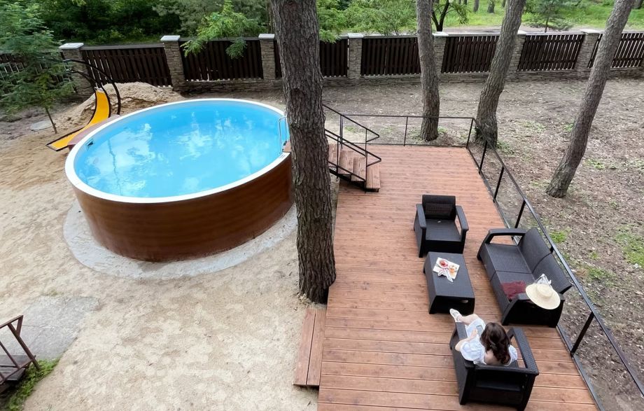 Летний бассейн рядом с коттеджем на базе отдыха «Аркадия» – отдых на природе и приготовление на открытом воздухе