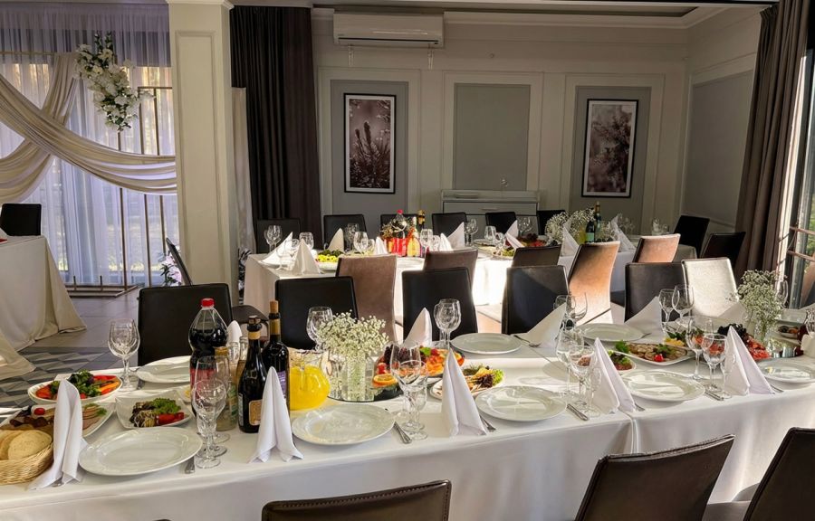 Большой банкетный зал на первом этаже базы отдыха «Аркадия» на 100 гостей и более