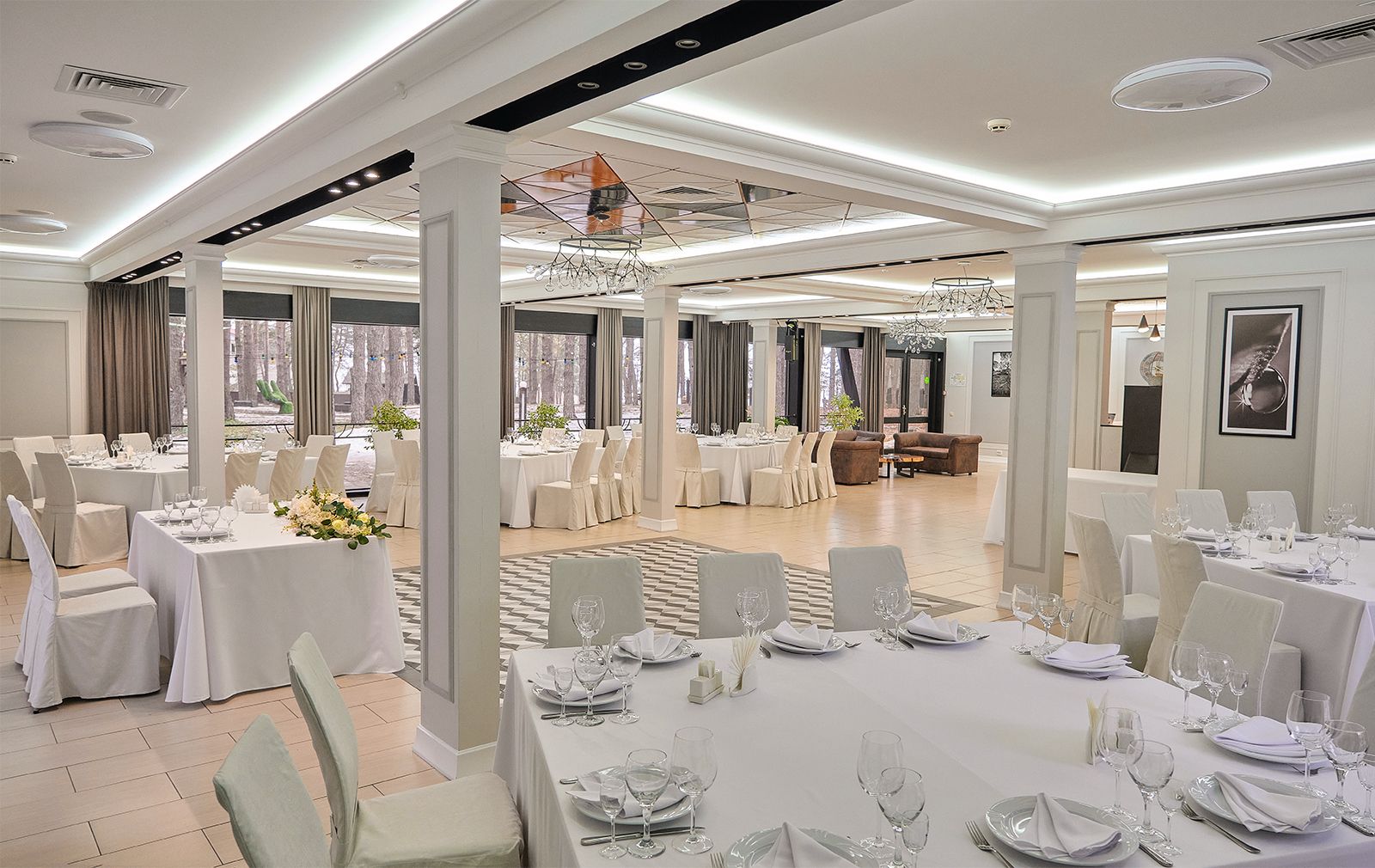 Интерьер ресторана «Аркадия» в сосновом бору, Белгородская область