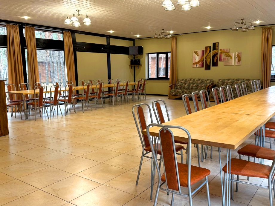 Закрытая стеклянная беседка на территории базы отдыха «Аркадия»