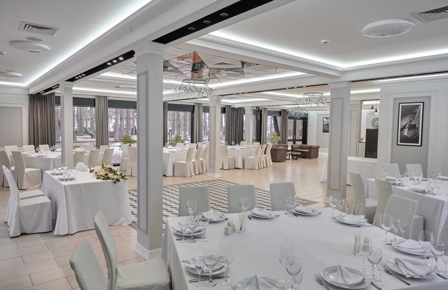 Интерьер ресторана «Аркадия» в сосновом бору, Белгородская область