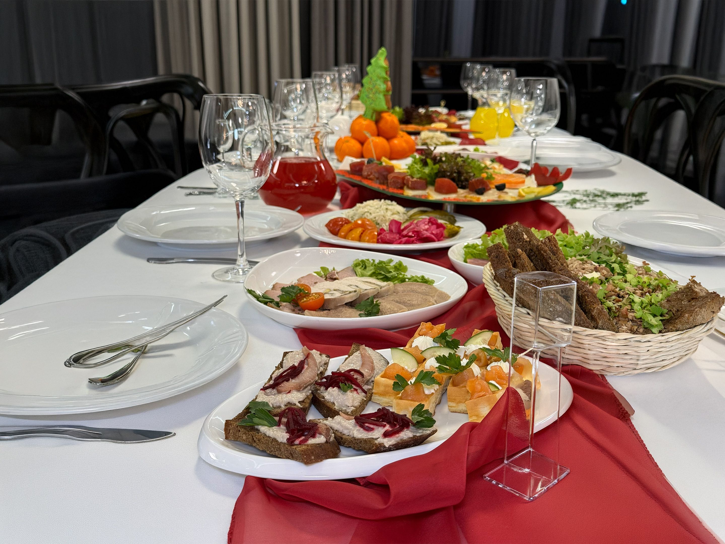 Ресторан загородного комплекса "Аркадия" - обеденная зона для гостей и мероприятий