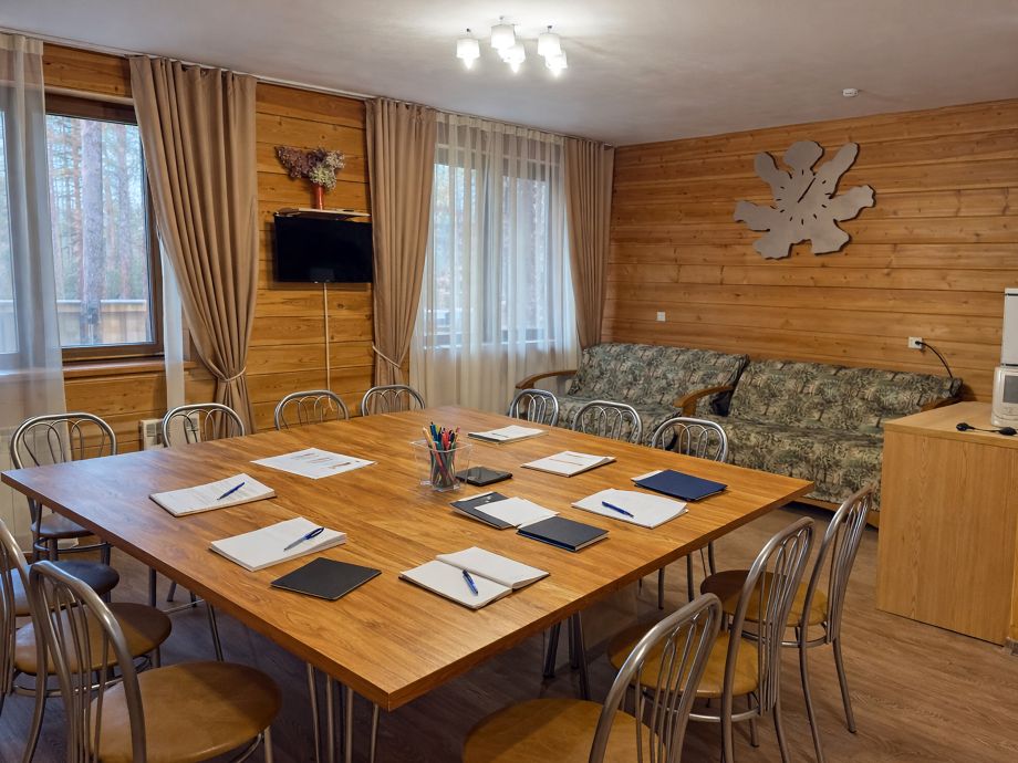 Корпоративная беседка в здании гостиницы с двух- и трёхкомнатными номерами «Аркадия»