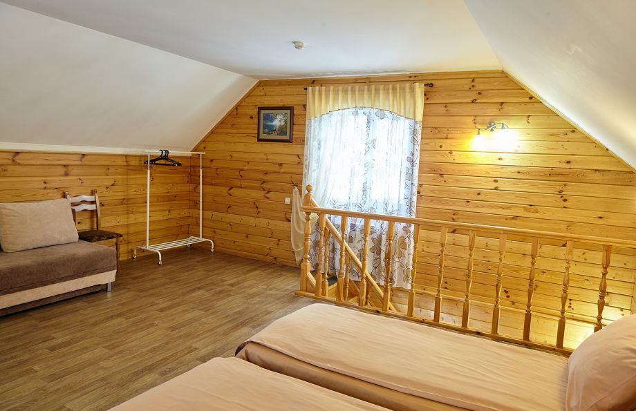 Мансардный этаж дома на 12 человек со спальными местами