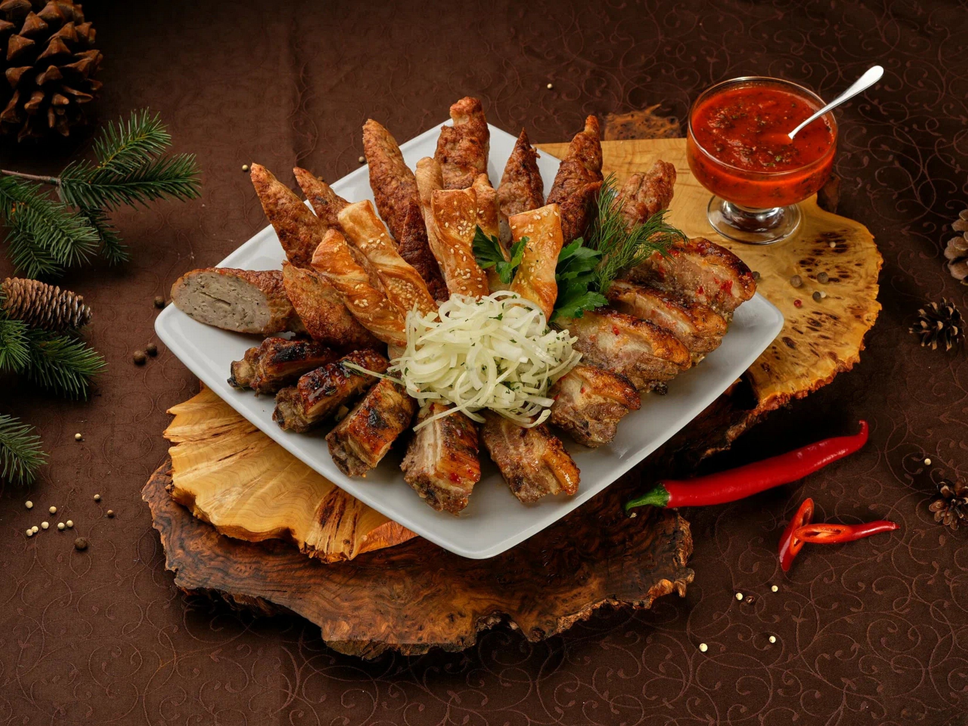 Горячая закуска в ресторане «Аркадия» — мясные рулеты с соусом