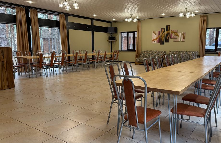 Стеклянная беседка на территории базы отдыха для комфортного отдыха в любое время года