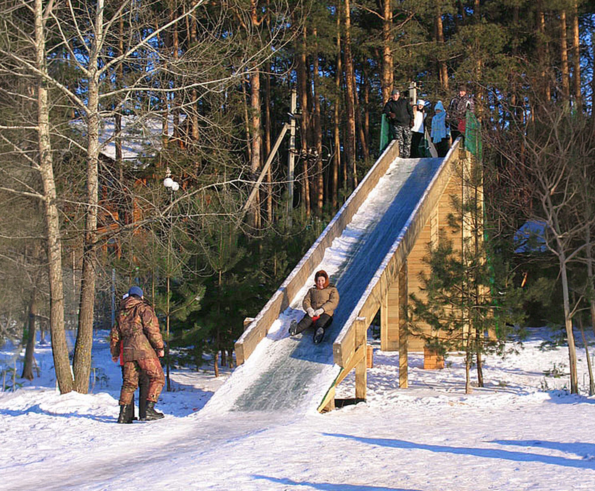 Зимняя горка для катания на территории базы отдыха