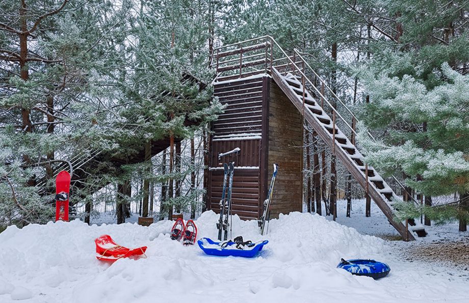 Зимние развлечения на территории базы отдыха «Аркадия» - горка, лыжи и санки