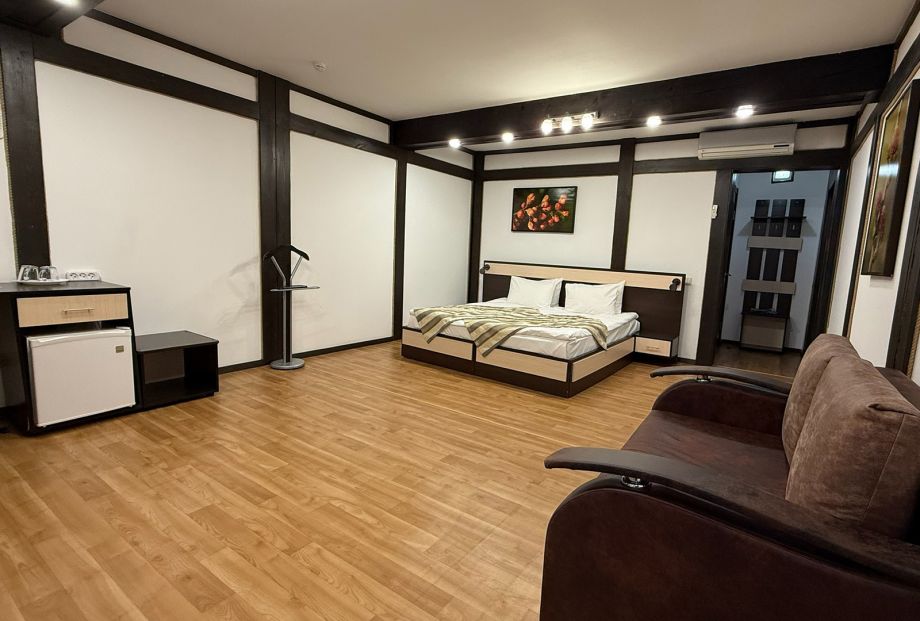 интерьер трёхместного номера на базе отдыха Аркадия