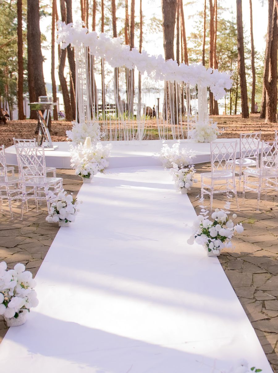 Панорамные окна банкетного зала с видом на сосновый лес