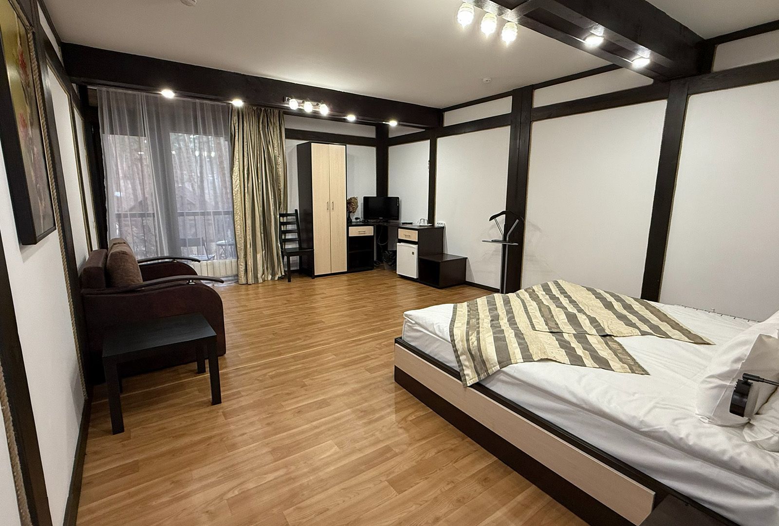 Интерьер трёхместного номера базы отдыха «Аркадия» рядом с Белгородом, вид на спальные места