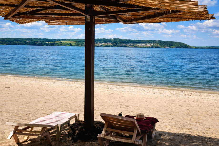 Пляж на базе отдыха «Аркадия» песок и лежаки
