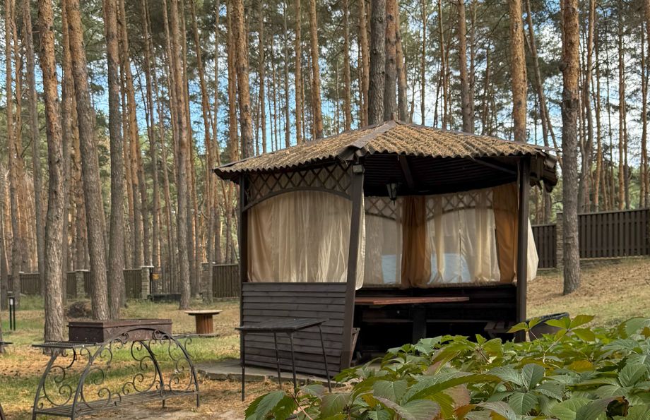 Открытая летняя беседка для дневного отдыха на территории базы отдыха "Аркадия"