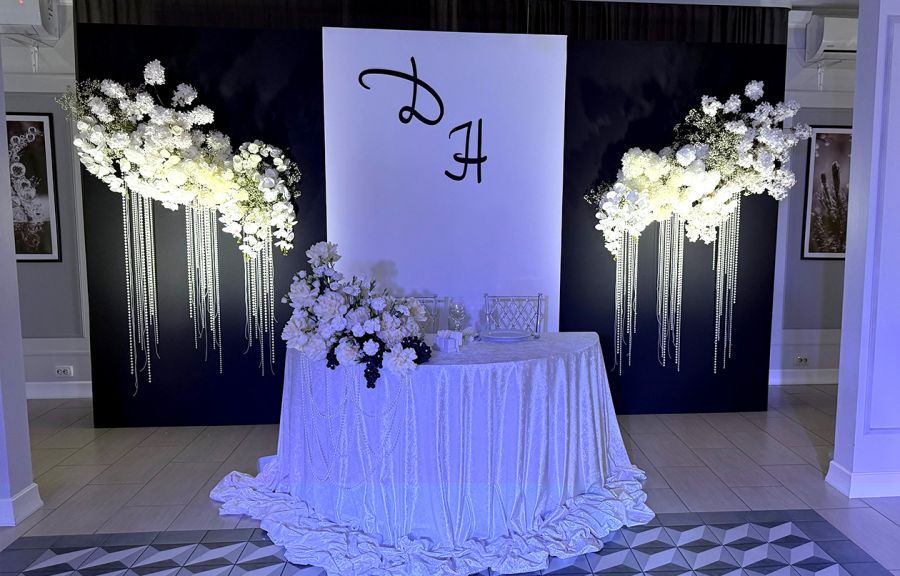 Сервированный банкетный зал для свадьбы и торжеств на 1 этаже ресторана «Аркадия»