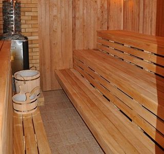 Парилка в бане с деревянными полками на базе отдыха «Аркадия»